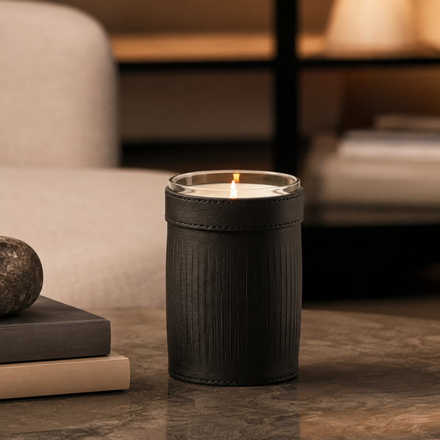 Castiçal com Vela em Vidro e Couro Sintético Preto – Grande